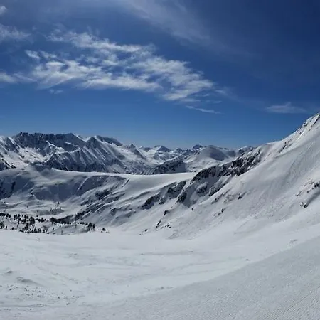 Opersite Morris Bar, Near Gondola 반스코